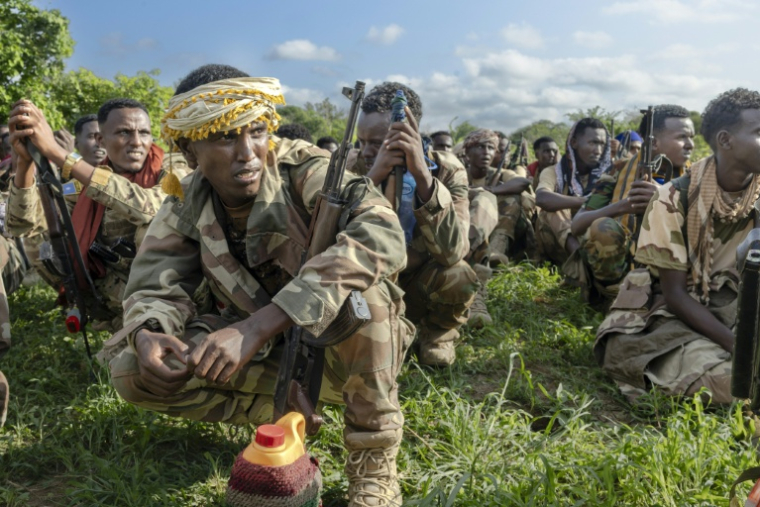 Des soldats de l'armée nationale de Somalie (SNA) à Awdheegle, une des localités récemment reprises aux rebelles islamistes shebab, le 11 novembre 2025  ( AFP / Tony KARUMBA )