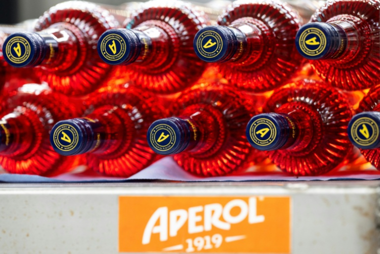 Des bouteilles d'Aperol dans l'usine phare du groupe Campari à Novi Ligure, dans le nord-ouest de l'Italie, le 21 juillet 2026 ( AFP / Marco Bertorello )