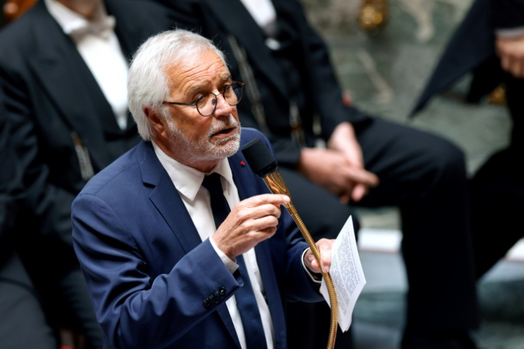 Le ministre de l'Aménagement du territoire François Rebsamen s'exprime à l'Assemblée nationale le 10 juin 2025 à Paris ( AFP / GEOFFROY VAN DER HASSELT )