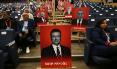 Un portrait du maire d'Istanbul emprisonné Ekrem Imamoglu (c) et ceux d'autres employés municipaux détenus lors du congrès extraordinaire du Parti républicain du peuple (CHP), à Ankara, le 21 septembre 2025 en Turquie ( AFP / Adem ALTAN )