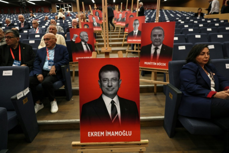 Un portrait du maire d'Istanbul emprisonné Ekrem Imamoglu (c) et ceux d'autres employés municipaux détenus lors du congrès extraordinaire du Parti républicain du peuple (CHP), à Ankara, le 21 septembre 2025 en Turquie ( AFP / Adem ALTAN )