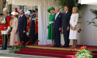 Le président français Emmanuel Macron, le roi Charles III, la reine Camilla et Brigitte Macron, aux côtés de la princesse de Galles Kate (g) et du prince de Galles William, lors d'une cérémonie de bienvenue au château de Windsor, à l'ouest de Londres, le 8 juillet 2025  ( POOL / Ludovic MARIN )