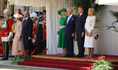 Le président français Emmanuel Macron, le roi Charles III, la reine Camilla et Brigitte Macron, aux côtés de la princesse de Galles Kate (g) et du prince de Galles William, lors d'une cérémonie de bienvenue au château de Windsor, à l'ouest de Londres, le 8 juillet 2025  ( POOL / Ludovic MARIN )