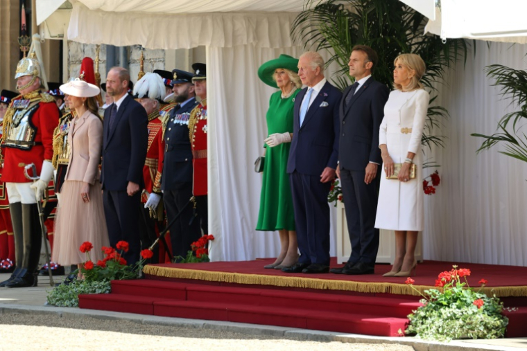 Le président français Emmanuel Macron, le roi Charles III, la reine Camilla et Brigitte Macron, aux côtés de la princesse de Galles Kate (g) et du prince de Galles William, lors d'une cérémonie de bienvenue au château de Windsor, à l'ouest de Londres, le 8 juillet 2025 ( POOL / Ludovic MARIN )