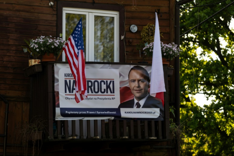 Une affiche électorale de Karol Nawrocki, candidat à l'élection présidentielle en Pologne, le 6 mai 2025, à Varsovie ( AFP / Wojtek RADWANSKI )