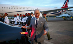 Le roi britannique Charles III se dirige vers son véhicule après son arrivée à l'aéroport international L.F. Wade de Hamilton, aux Bermudes, le 30 avril 2026 ( AFP / HENRY NICHOLLS )