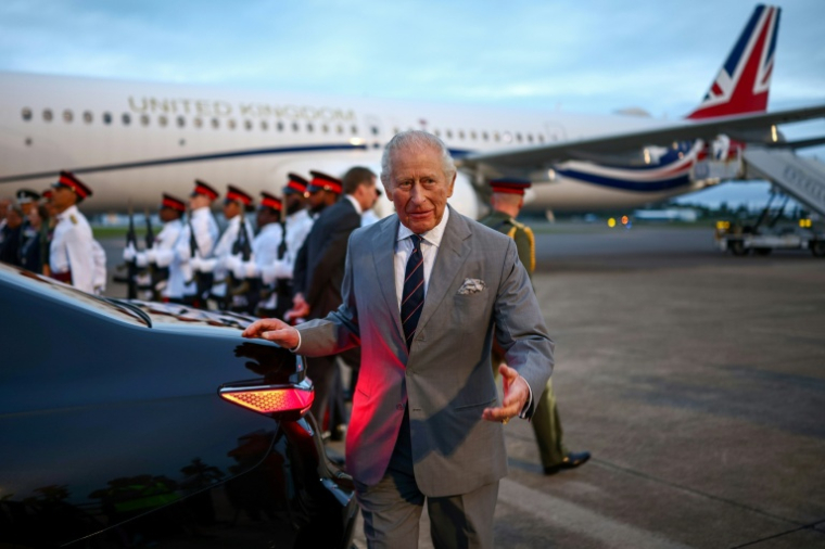 Le roi britannique Charles III se dirige vers son véhicule après son arrivée à l'aéroport international L.F. Wade de Hamilton, aux Bermudes, le 30 avril 2026 ( AFP / HENRY NICHOLLS )