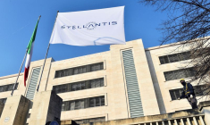 Le logo de Stellantis est visible sur un drapeau à l'entrée principale de l'usine FCA Mirafiori à Turin