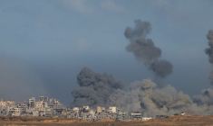 De la fumée s'élèvent à la suite d'explosions à Gaza