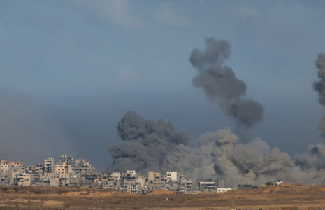 De la fumée s'élèvent à la suite d'explosions à Gaza