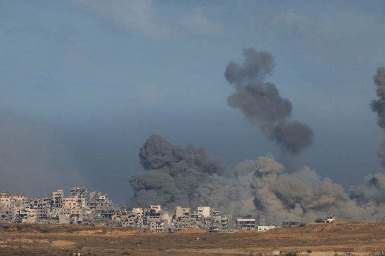 De la fumée s'élèvent à la suite d'explosions à Gaza