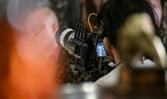 Une personne filme une scène dans un studio de mini-séries à Shanghai, le 10 octobre 2025 ( AFP / Jade GAO )