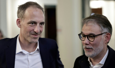 Raphaël Glucksmann, à gauche, avec Olivier Faure, le 11 avril 2026, à Montreuil, en Seine-Saint-Denis ( AFP / STEPHANE DE SAKUTIN )