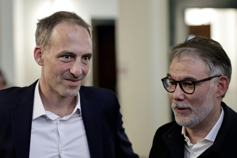 Raphaël Glucksmann, à gauche, avec à sa droite Olivier Faure, le 11 avril 2026, à Montreuil en Seine-Saint-Denis ( AFP / STEPHANE DE SAKUTIN )