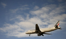 Un avion Airbus A320 d'Air France atterrit à l'aéroport Charles de Gaulle près de Paris