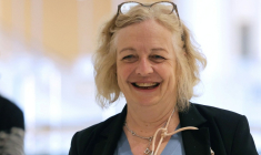 Marie-Hélène Dini, une des victimes, à Paris avant l'ouverture du procès de la loge Athanor, le 30 mars 2026 ( AFP / Thomas SAMSON )