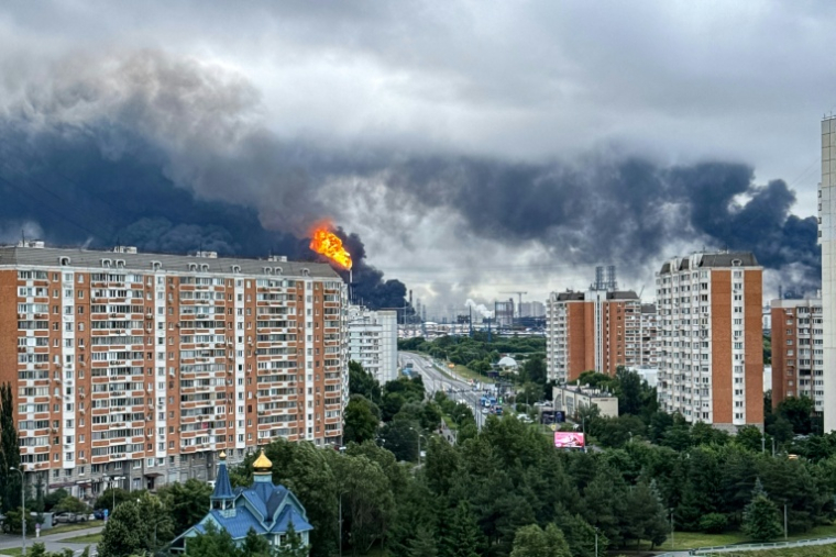 De la fumée noire s'élève au-dessus de la raffinerie de pétrole russe de Gazprom Neft, située dans la banlieue sud-est de Moscou, le 18 juin 2026. L'Ukraine a mené tot le 18 juin une attaque de drones "de grande envergure" contre Moscou, plusieurs d'entre eux ayant atteint une raffinerie de pétrole, a déclaré le maire de la ville, Sergueï Sobianine. ( AFP / - )