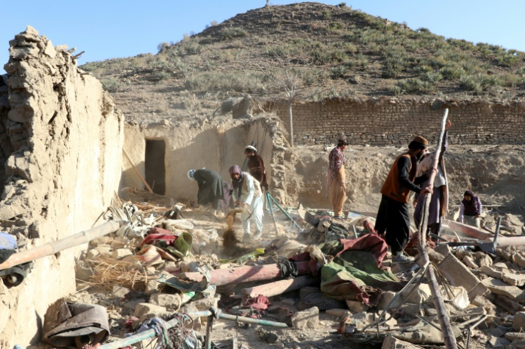 Des habitants retirent des débris d'une maison endommagée à la suite d'une frappe pakistanaise à Jige Mughalgai dans l'est de l'Afghanistan, le 25 novembre 2025 ( AFP / - )