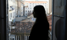 "Maria" (prénom d'emprunt pour préserver son anonymat), ici le 4 décembre 2020 à Marseille, a souffert de nombreuses années de multiples séquelles ( AFP / NICOLAS TUCAT )