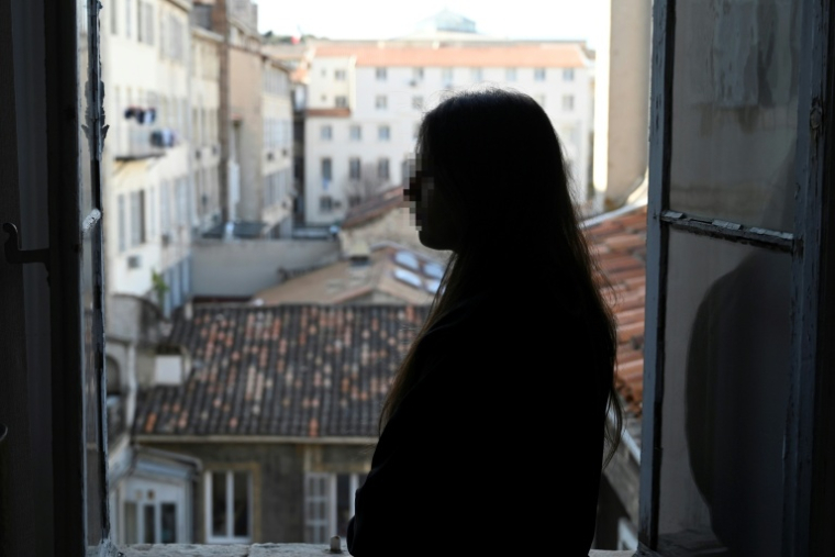 "Maria" (prénom d'emprunt pour préserver son anonymat), ici le 4 décembre 2020 à Marseille, a souffert de nombreuses années de multiples séquelles ( AFP / NICOLAS TUCAT )