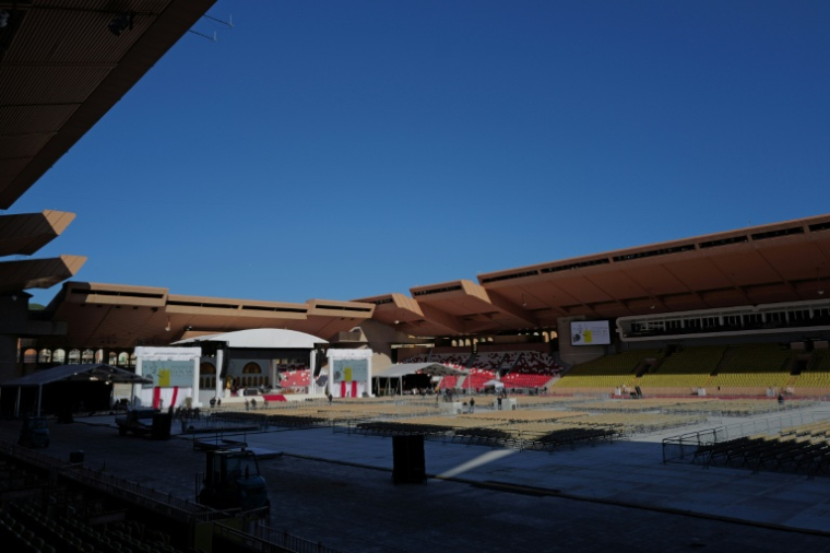 Le stade Louis II en travaux avant la visite du pape Léon XIV à Monaco, le 27 mars 2026  ( AFP / Valery HACHE )
