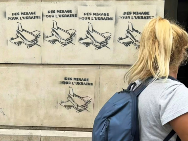 Des pochoirs qui étaient liés" aux Mirage en Ukraine sur un mur à Paris, le 20 juin 2024 ( AFP / Eric BARADAT )