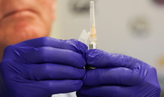 Un vaccin contre le Covid-19 lors d'une campagne de vaccination à Los Angeles (Californie), aux Etats-Unis, le 24 octobre 2025 ( AFP / Patrick T. Fallon )