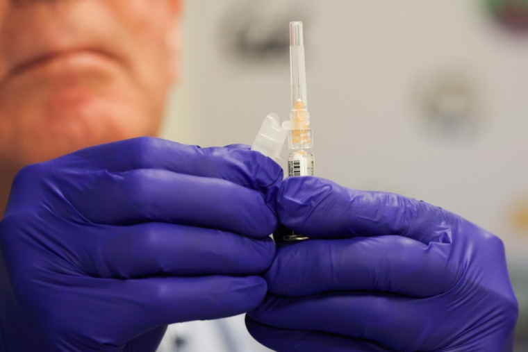 Un vaccin contre le Covid-19 lors d'une campagne de vaccination à Los Angeles (Californie), aux Etats-Unis, le 24 octobre 2025 ( AFP / Patrick T. Fallon )