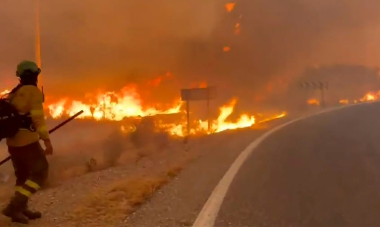 Image tirée d'une vidéo fournie par Infoca (le service de lutte contre les incendies de forêt d'Andalousie) le 9 juillet 2026 montrant des pompiers lsur le site d'un incendie près de Bedar, dans le district de Los Gallardos, dans la province d'Almería, le 10 juillet 2026 en Espagne ( INFOCA / Handout )