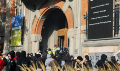 Des protestataires forcent l'entrée de la mairie de Lille lors d’une manifestation contre la vie chère, le 17 octobre 2026 ( AFP / Sameer AL-DOUMY )