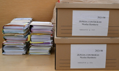 Des dossiers et des scellés du dossier à l'encontre du Chilien Nicolas Zepeda dans la salle d'audience lors du procès à Besançon le 29 mars 2022 ( AFP / SEBASTIEN BOZON )