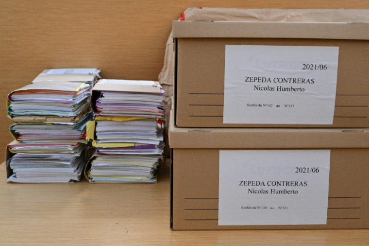 Des dossiers et des scellés du dossier à l'encontre du Chilien Nicolas Zepeda dans la salle d'audience lors du procès à Besançon le 29 mars 2022 ( AFP / SEBASTIEN BOZON )