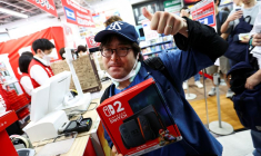 Des clients tiennent leur console de jeu Nintendo Switch 2