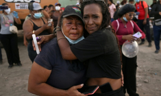 Des proches de victimes des séismes au Venezuela se rassemblent près de l'immeuble OPP de Caraballeda, le 24 juillet 2026 ( AFP / Juan BARRETO )