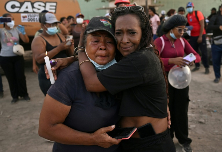 Des proches de victimes des séismes au Venezuela se rassemblent près de l'immeuble OPP de Caraballeda, le 24 juillet 2026 ( AFP / Juan BARRETO )