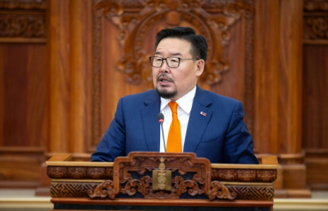 Le nouveau Premier ministre mongol, Gombojav Zandanshatar, s'exprime après un vote du Parlement à Oulan-Bator, la capitale de la Mongolie, le 13 juin 2025 ( AFP / BYAMBASUREN BYAMBA-OCHIR )