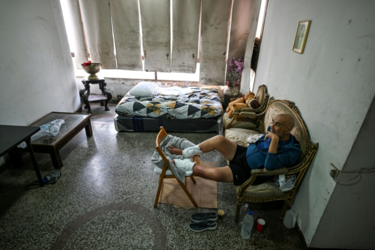 José Breijo dans son appartement d'un immeuble résidentiel à Caracas, le 26 mai 2026 au Venezuela ( AFP / Juan BARRETO )