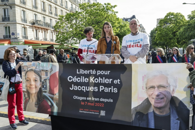 La soeur et les parents de Cécile Kohler, Noémie, Mireille et Pascal Kohler, lors d'un rassemblement pour marquer les trois ans de détention de l'enseignante fançaise et de son compagnon Jacques Paris en Iran, à Paris le 7 mai 2025 ( AFP / STEPHANE DE SAKUTIN )