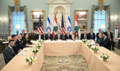 Les délégations israélienne et libanaise au département d'Etat, à Washington, le 3 juin 2026 ( AFP / Oliver Contreras )