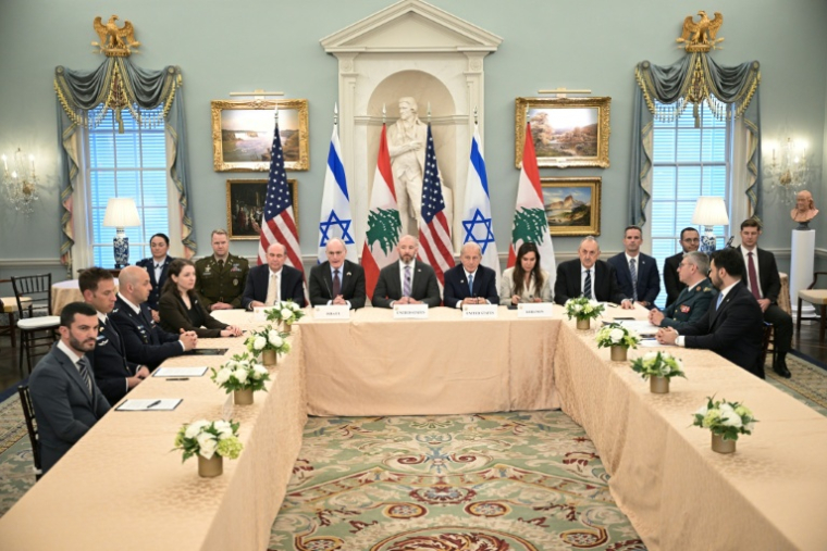 Les délégations israélienne et libanaise au département d'Etat, à Washington, le 3 juin 2026 ( AFP / Oliver Contreras )