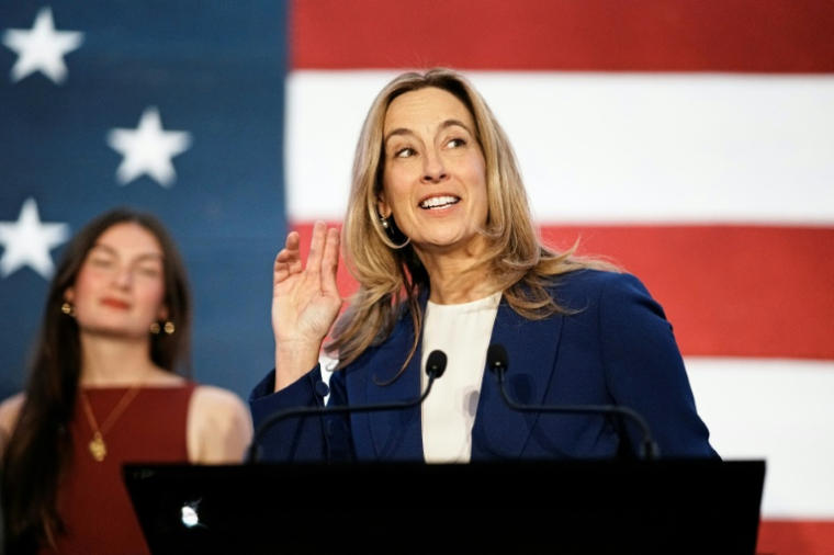 La nouvelle gouverneure du New Jersey, Mikie Sherrill, donne son discours de victoire à East Brunswick, dans le New Jersey, le 4 novembre 2025 ( GETTY IMAGES NORTH AMERICA / EDUARDO MUNOZ ALVAREZ )