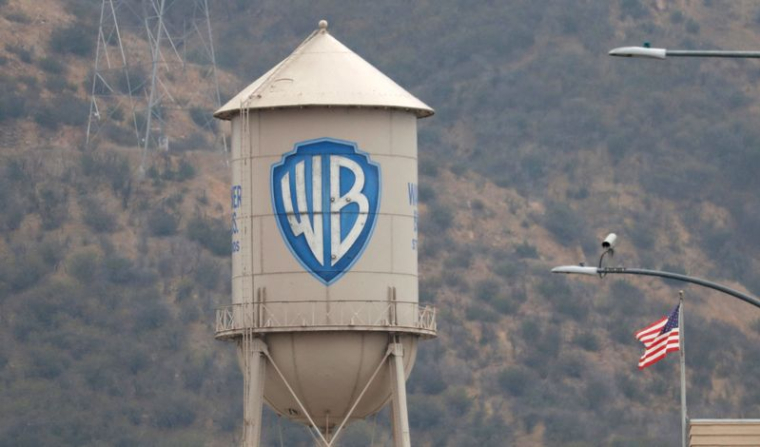 L'emblématique château d'eau de Warner Bros. est photographié sur le terrain des studios Warner Bros. à Burbank, en Californie