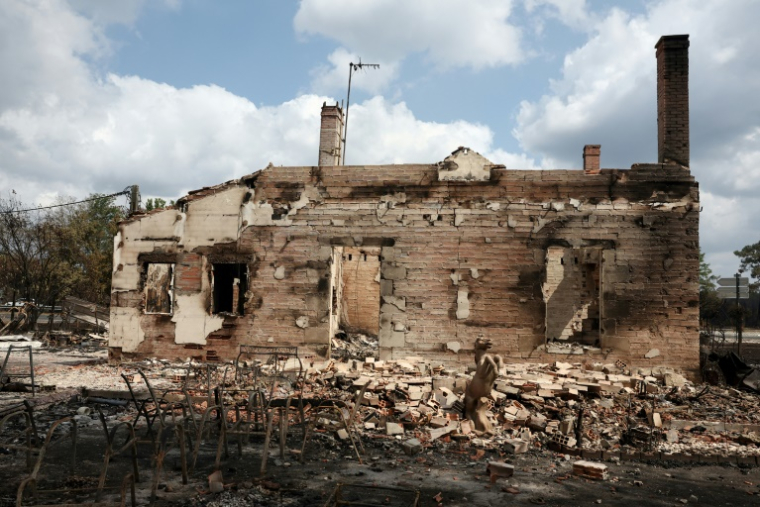 Une maison détruite par un incendie entre Lège-Cap-Ferret et Marcheprime, à l'ouest de Bordeaux, le 26 juillet 2026 ( AFP / ROMAIN PERROCHEAU )