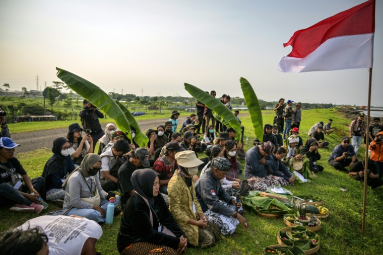 Des habitants touchés par la coulée de boue et des militants de l'environnement rassemblés à Sidoarjo, en Indonésie, le 29 mai 2026 ( AFP / JUNI KRISWANTO )