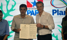 Le gouverneur de l'Etat brésilien du Para, Helder Barbalho (à gauche), et le gouverneur de Californie Gavin Newsom, à Belem au Brésil, le 11 novembre 2025.  ( AFP / Mauro PIMENTEL )