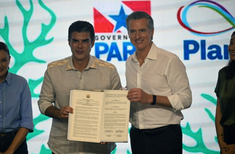 Le gouverneur de l'Etat brésilien du Para, Helder Barbalho (à gauche), et le gouverneur de Californie Gavin Newsom, à Belem au Brésil, le 11 novembre 2025.  ( AFP / Mauro PIMENTEL )