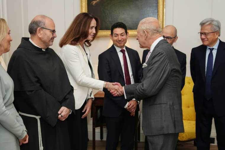 Le roi Charles III serre la main de la directrice financière d'OpenAI, Sarah Friar, le 17 septembre 2026 à Cumnock, en Ecosse ( POOL / Jonathan Brady )