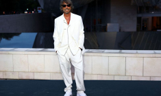 Pierpaolo Piccioli pose avant "The Prelude to the Olympics" à la Fondation Louis Vuitton à Paris