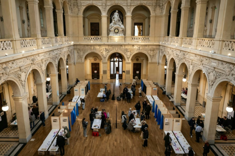 Des électeurs votent au premier tour des élections muncipales, le 15 mars 2026 à Lyon  ( AFP / ARNAUD FINISTRE )