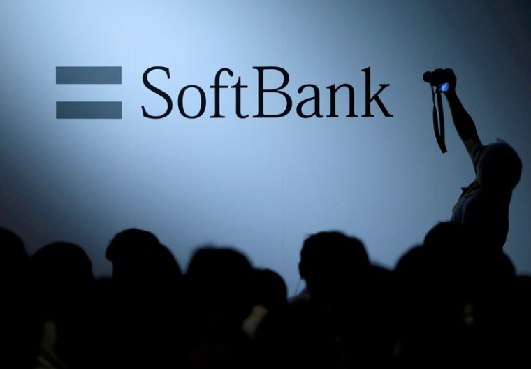 Le logo de SoftBank Group Corp est affiché à la conférence SoftBank World 2017 à Tokyo